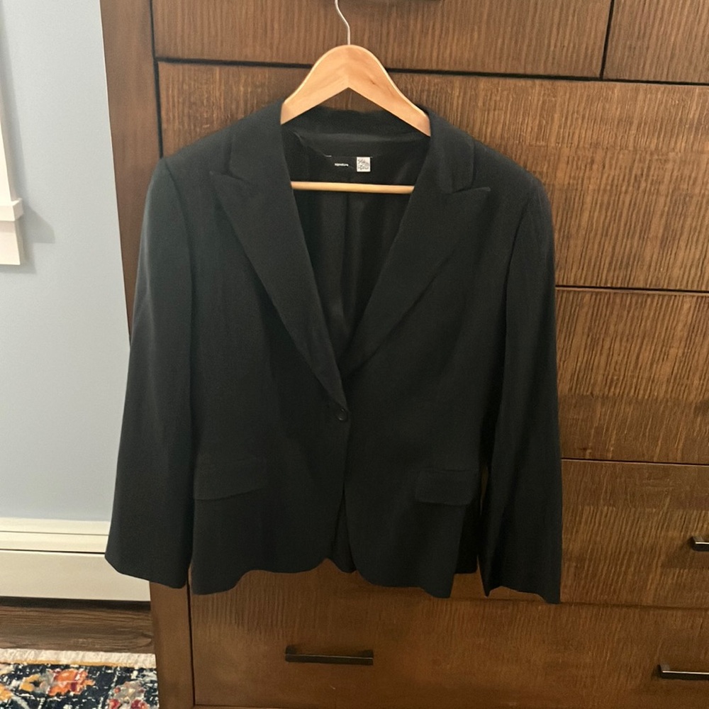 SIGNATURE SAKS FIFTH AVENUE Navy Blue Pin-striped Blazer. Size 6. Like New